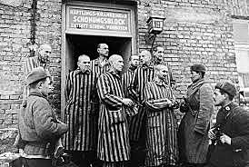 O exército vermelho libertam os prisioneiros do campo de concentração de Auschwitz.