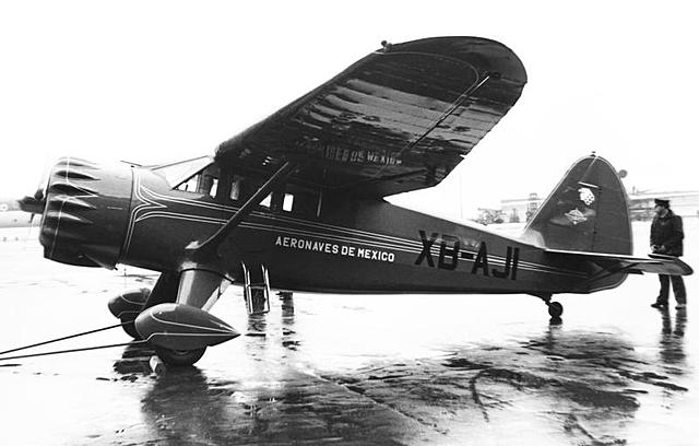 Aeronaves de México con uno de los primeros aviones Stinson SR
