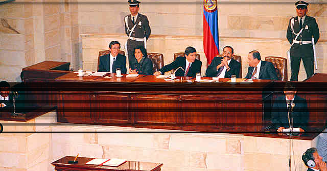 Gaviria convoca a la Asamblea Nacional Constituyente