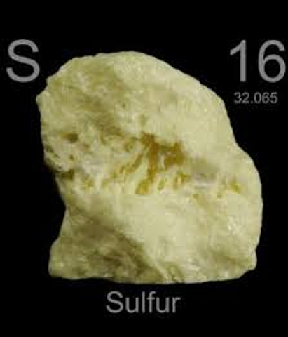 Asufre(s) descubierto en la prehistoria sin embargo fue el químico Francés Antoine Lavoisier, quién atravez de una serie de experimento realizado en 1777 descubrió qué el azufre es un elemento en lugar de un compuesto y el primer elem..quimico