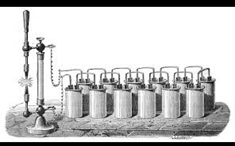 Sodio(Na) fué aislado por Humphry Davy por medio de la electrólisis de la soda cautica .Es un metal alcalino blando,de color plateado