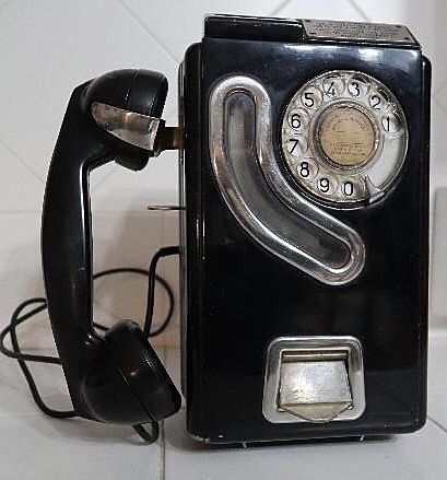 antiguo teléfono público de fichas