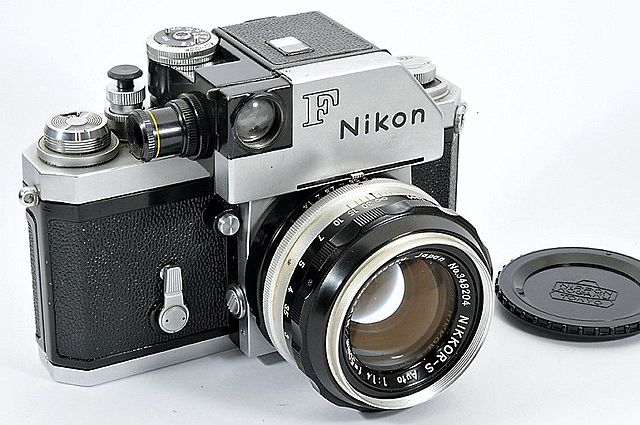 Primera cámara reflex monocular de nikon.