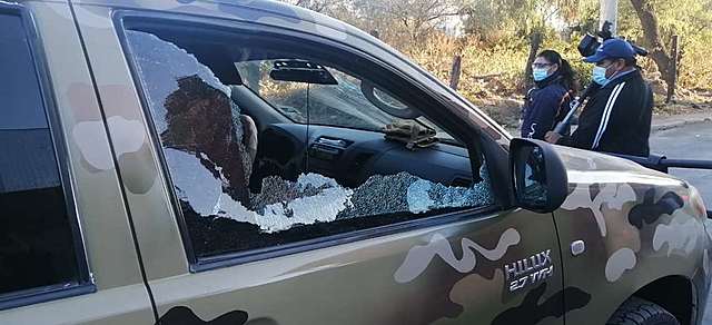 Emboscada en K’ara K’ara deja dos policías heridos y más de 15 vehículos destrozados