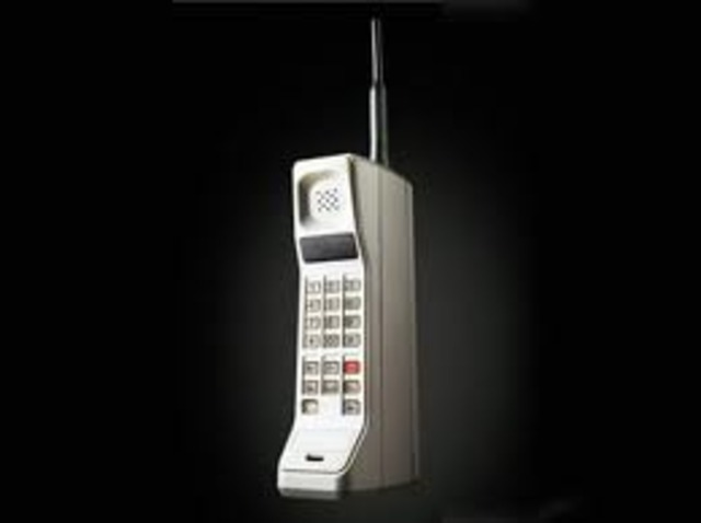 First cellphone invented
