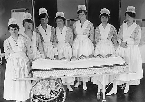 This picture shows the importance of women in world war one.