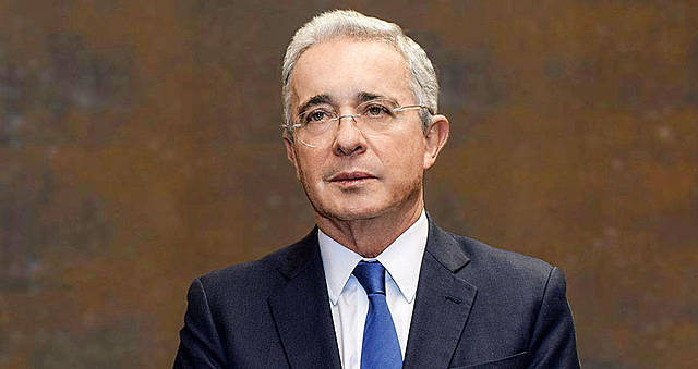 Es elegido presidente Álvaro Uribe Vélez