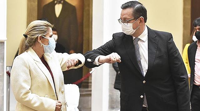 Con temas urgentes en economía, renuncia Parada y lo sucede Ortiz