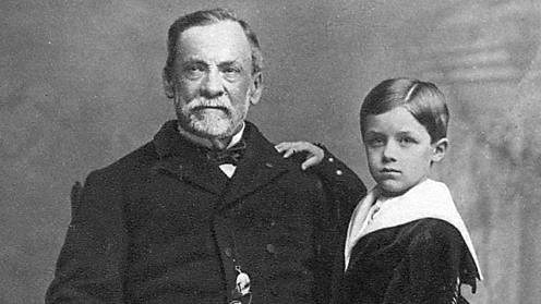 Pasteur administró su primera vacuna  a un ser humano (1885)
