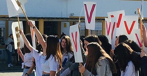 Apresentação pública no pátio da escola secundária