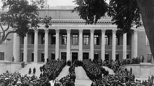 Harvard - Primer universidad con el programa.