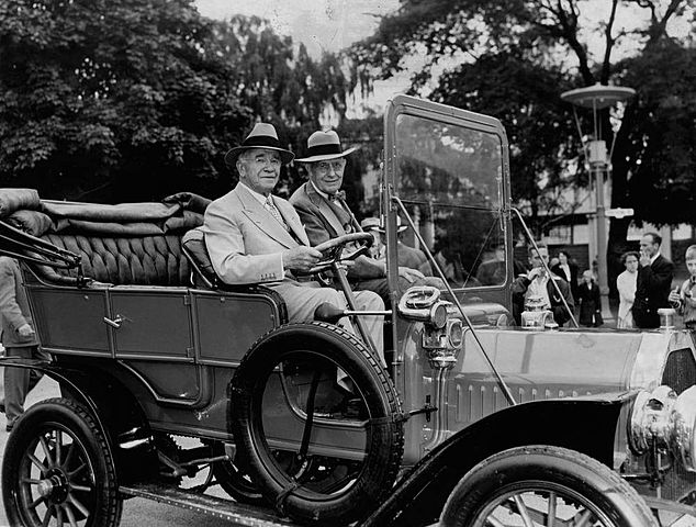 Buick/GM first automobile company (+2): Economic/Accomplishment