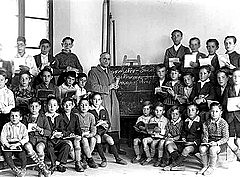 Creación de las "escuelas nuevas"