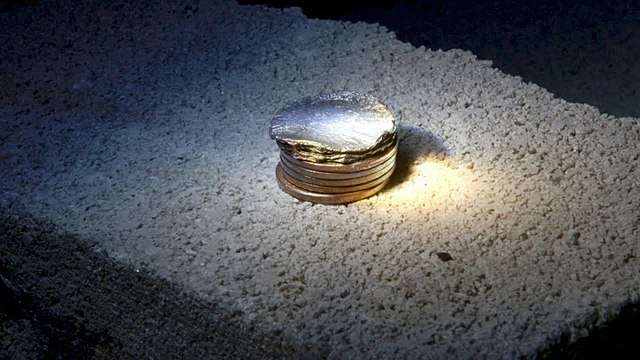 Reflejo del sol en metales