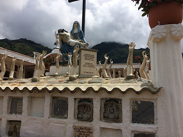 Tercer (actual) cementerio de Güíntar