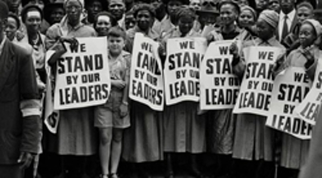 Política de apartheid adoptada cuando el Partido Nacional toma el poder.