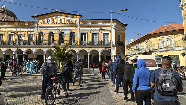 Largas filas en Bolivia por el dióxido de cloro pese a estar desautorizado