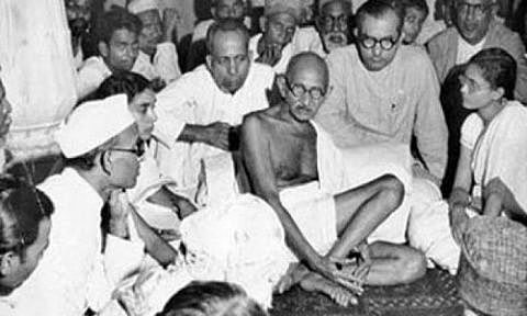 mahatma gandi conduce protestas en la india