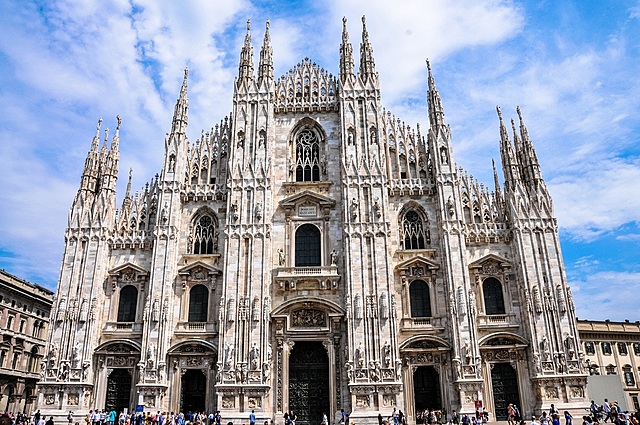 Comienzan la construcción de la catedral de Milan