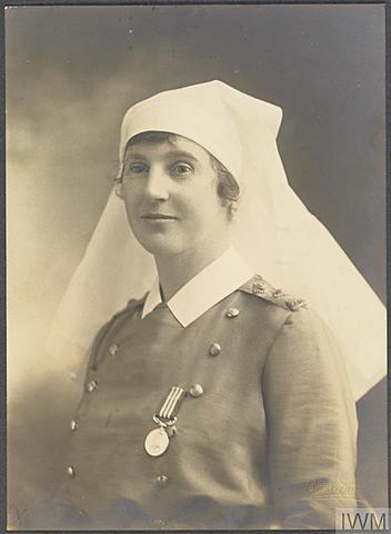 Eleanor Thompson and Meta Hodge - nurses on the battlefield