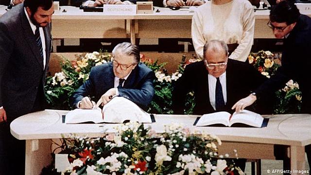 FIRMA DE TRATADO DE MAASTRICHT (supranacionales)