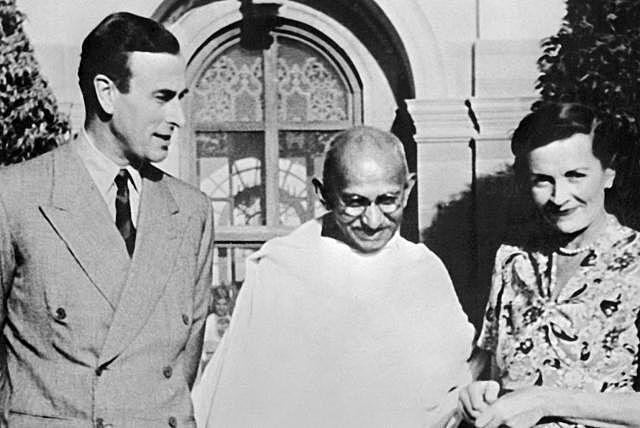 MAHATMA GHANDI REGRESA A LA INDIA