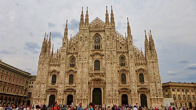 Comienza la construcción de la catedral de Milan