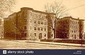 Harvard - Primer universidad con el programa.