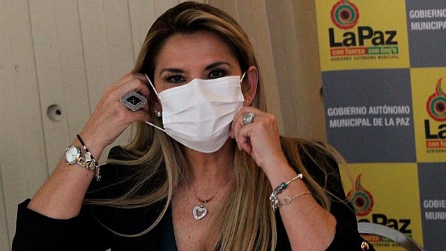 Áñez presenta "crédito 1, 2, 3" para impulsar la compra de productos y servicios nacionales