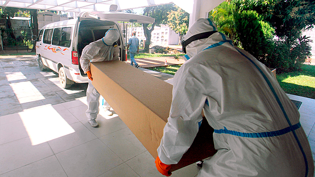 Ataúdes de cartón para enterrar a los más pobres en Santa Cruz