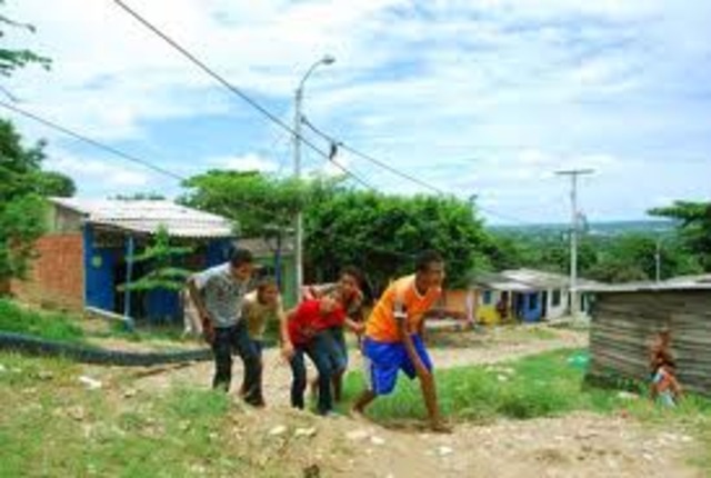 El primer gran asentamiento en una parte de estas laderas fue a través de la invasión de afrodescendientes en 1962 en los barrios La Manga y Nueva Colombia.