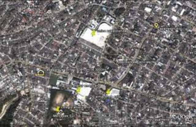 A inicios de la década de los setenta le compran a los chinos las granjas de verduras contiguas al Colegio Americano y allí construyen la urbanización Las Mercedes, que en uno de sus linderos, en la zona del parque, llega justo hasta una de las laderas er