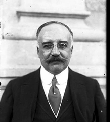 Funcionarios huyen del país