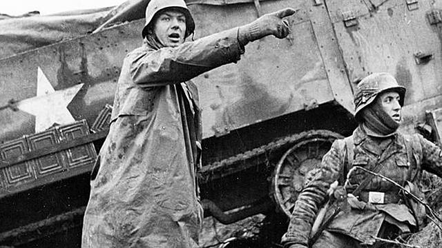 La fuerzas alemanas se retiran luego de su derrota el 1 de enero de 1945.