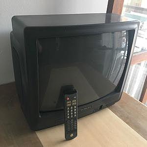 televisión con control remoto