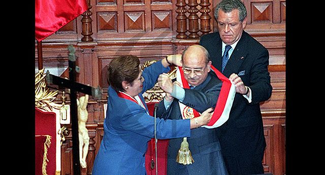 Valentín Paniagua asume el cargo de Presidente de la República.