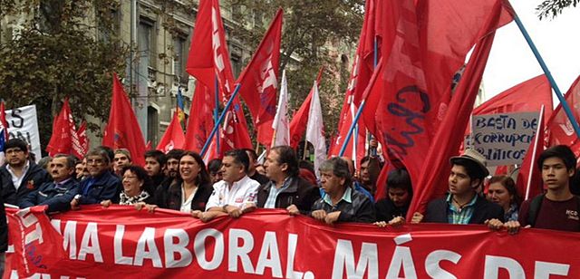 Inmigrantes participan en marcha CUT