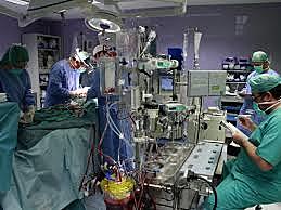 Las primeras intervenciones utilizando la técnica de circulación extracorpórea con un oxigenador independiente y flujos sistémicos normales en Chile