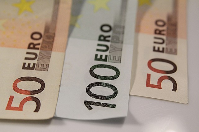 Euro começa a circular - 1999