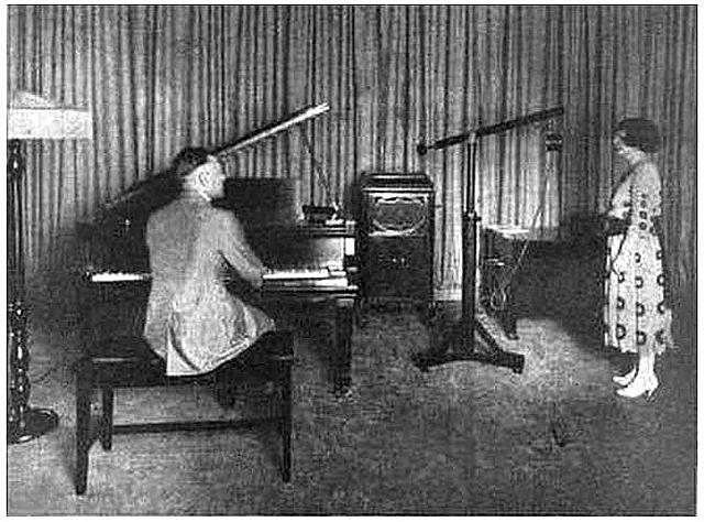 WBZ-AM begins radio transmissions