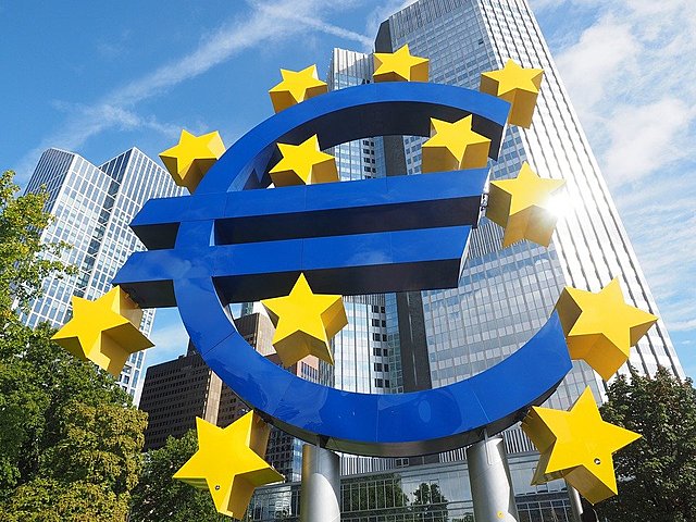 O euro começa a circular