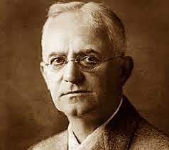 Quien creo la primera cámara fotográfica y cuando nació el creador