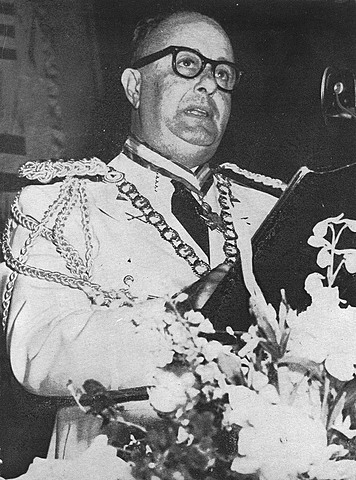 En 1937 Somoza fue proclamado presidente constitucional por el Consejo Nacional de Elecciones y asumió este cargo en enero del mismo año.