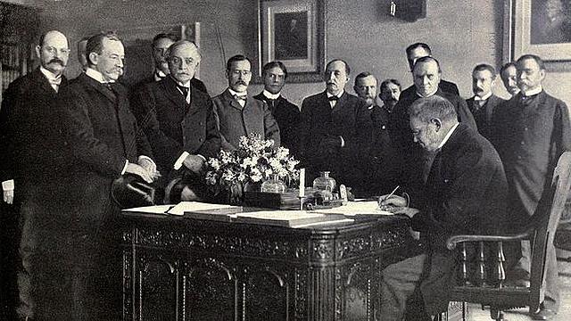 Guerra hispano-estadounidense. Tratado de París: Cuba se independiza; Filipinas y Puerto Rico pasan a formar parte de los Estados Unidos.