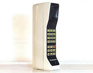 Presentan el primer teléfono móvil. El DynaTAC 8000X