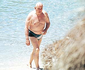 Gorbachov se va de vacaciones a su casa de campo en Foros