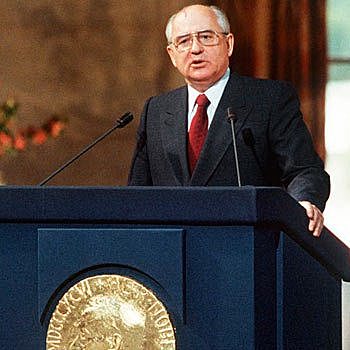 Gorbachov deja de ser secretario general y se convierte en el primero -y último- presidente soviético.