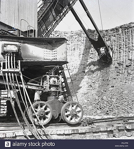 Primera dragalina montada sobre una vía férrea