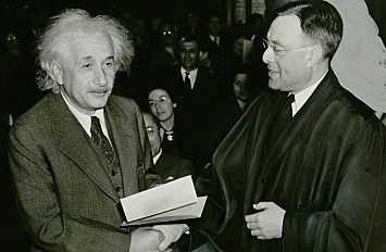 Al inicio de la Segunda Guerra Mundial Einstein advierte al presidente de EUA.