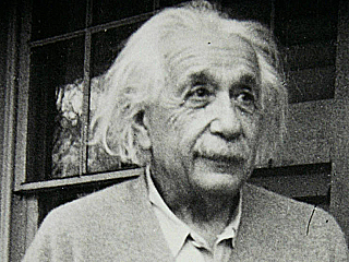 Impulsó el Manifiesto Russel-Einstein que llamaba a los cietíficos para unirse en favor de la desaparición de las armas nucleares.